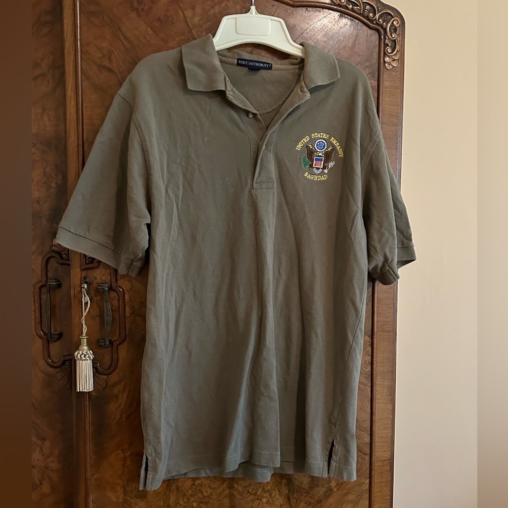 Men Polo Shirt US Embassy Baghdad M Port Authority light distressed vintage SS